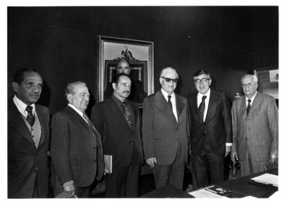 Santiago Roel y Fidel Velázquez en compañía de miembros del comité de trabajadores