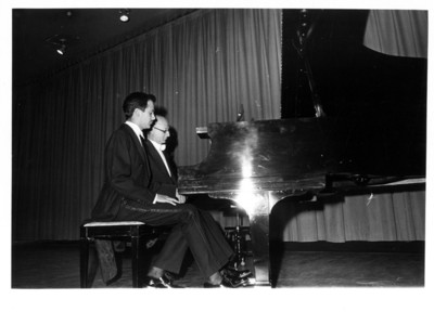 Dueto Monzón tocan el piano durante concierto ofrecido en la Sala Juárez de la S.R.E.