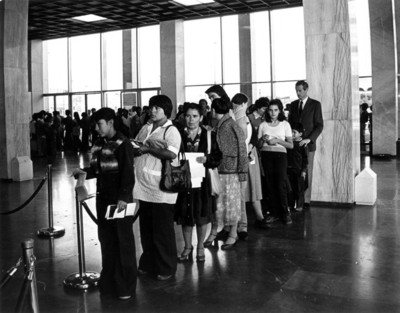 Gente espera formada para trámite de pasaporte