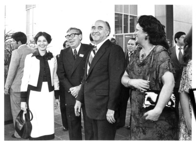 López Portillo y Carmen Romano ríen junto a Santiago Roel con su esposa Gloria de Roel en la Secretaría de Relaciones Exteriores