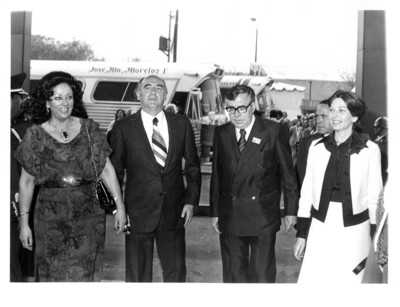 José López Portillo y Santiago Roel acompañados por sus esposas entran a las oficinas de la Secretaría de Relaciones Exteriores