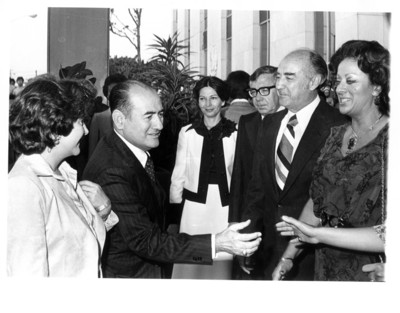 Carlos Humberto Romero acompañado de su esposa saluda en su arribo a la Secretaría de Relaciones Exteriores