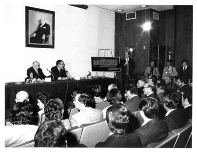 Orador pronuncia discurso ante Santiago Roel y Rafael de la Colina, durante una ceremonia