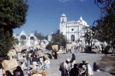 Gente en un tianguis frente a la iglesia