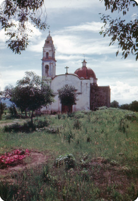 Iglesia, fachada, vista parcial