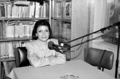 Mujer ante un micrófono en una cabina