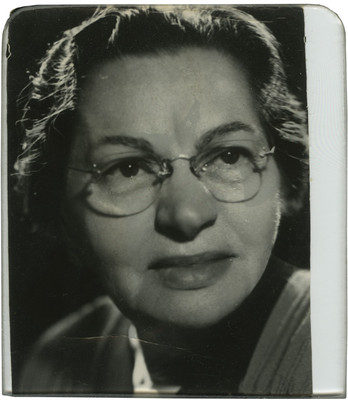 Mollie Steimer con el rostro ligeramente inclinado a la izquierda, retrato