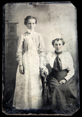 Mujer y niña en un estudio fotográfico, retrato