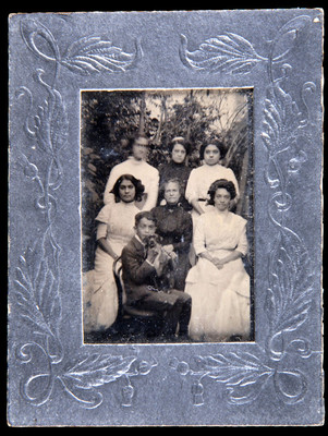 Familia en un jardín, retrato