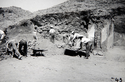 Trabajadoares realizan la excavación de un edificio prehispánico
