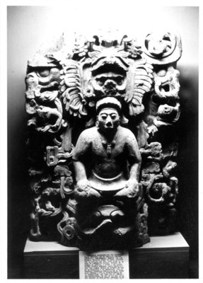 Escultura maya de un persona con figura fantásticas
