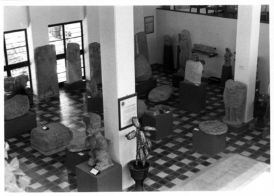 Sala con escultura prehispánica en exhibición