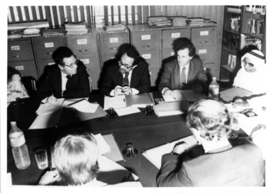 Iker Larrauri, Luis Monreal, Henri Marchan y otras personas en reunión de trabajo