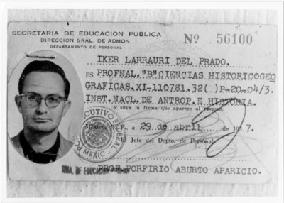 Credencial de estudios de Iker Larrauri del Instituto Nacional de Antropología e Historia, reprografía