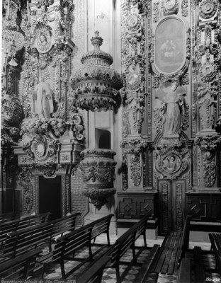Púlpito y retablo de la Iglesia de Santa Clara