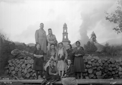 Gral. Lázaro Cárdenas, con un grupo de voluntarias