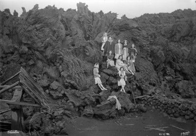 Mujeres voluntarias durante la foto del recuerdo sobre las rocas volcánicas