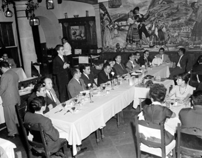 Gente reunida durante banquete en un restaurante