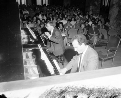 Eva Samano de López Mateos durante concierto de pianistas en un auditorio