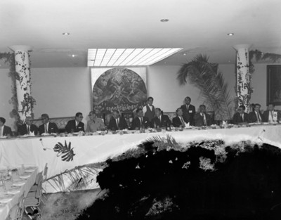 Hombres reunidos durante banquete en un salón