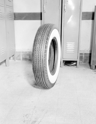 Neumático junto a un anaquel