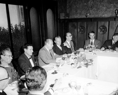 Hombres durante banquete en un salón