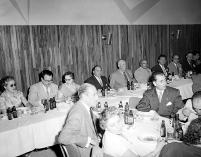 Asistentes a una convención, durante banquete