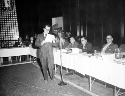 Hombre pronuncia discurso durante la XII Convención de la ANDA