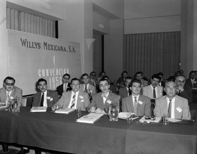 Hombres en la V Convención Willys Mexicana, S.A., vista parcial