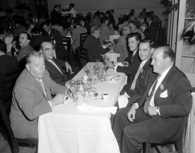 Hombres durante reunión social en un salón