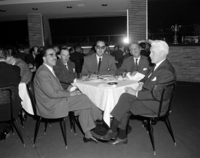 Hombres durante banquete de la General Motors