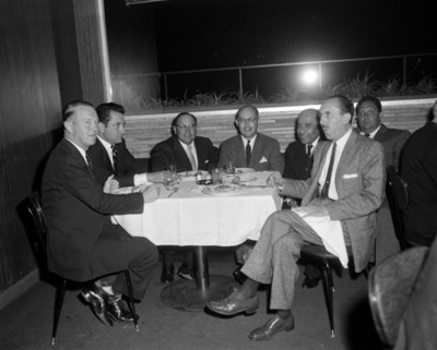 Hombres conversan durante banquete de la General Motors