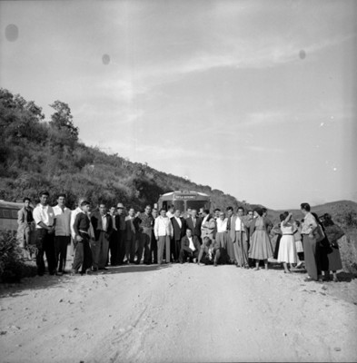 Gente ennuna carretera, retrato de grupo