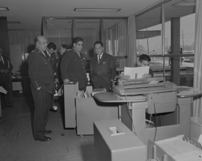 Militares y ejecutivo observan a empleado en una oficina