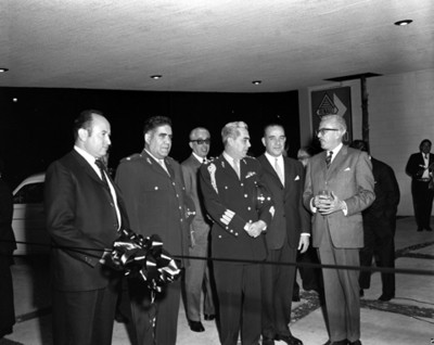 Empresarios y militares durante inauguración de la Renault