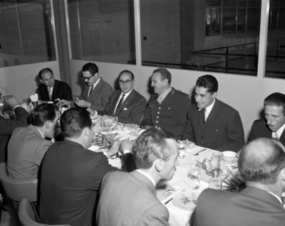 Hombres durante banquete