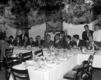 Empresarios durante banquete en un salón