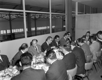 Hombres durante banquete