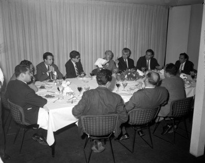 Hombres durante banquete de una areunión