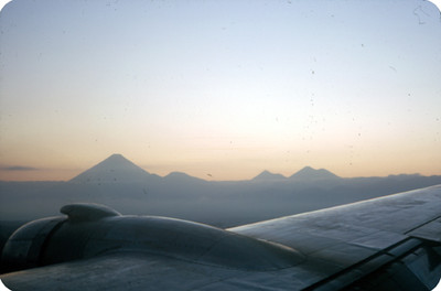 Montañas vistas desde un avion, paisaje