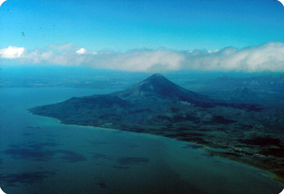 Vista aerea de volcan y lago