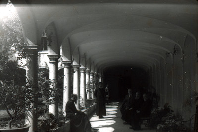 Misioneros y un civil en corredor del Monasterio de San Lazaro
