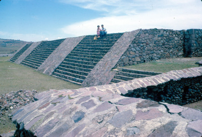 Pareja sentada en un basamento de una zona arqueologica del Estado de Mexico