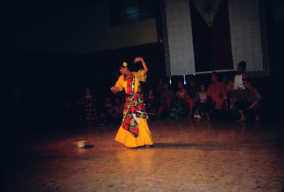 Mujer ejecuta danza regional en exhibicion de bailes