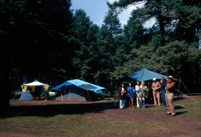 Excursionistas acampan en el