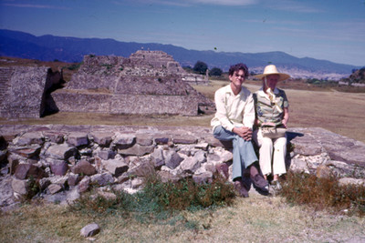 Pareja en zona arqueologica de Monte Alban