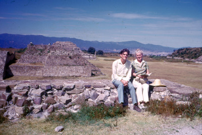 Pareja sentada en ruinas de Monte Alban