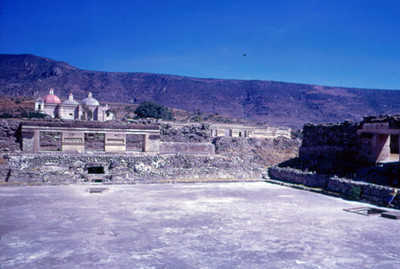 Contraste entre la arquitectura religiosa novohispana y la monumental prehispánica, paisaje