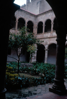 Vista del patio y del claustro en el Convento de San Agustin Acolman