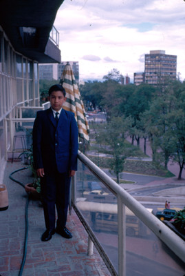 Niño en balcon de un hotel en Paseo de la Reforma